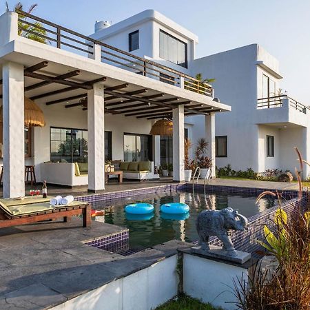 Stayvista At Lotus By The Lake With Pool, Bbq & Lawn 印多尔 外观 照片