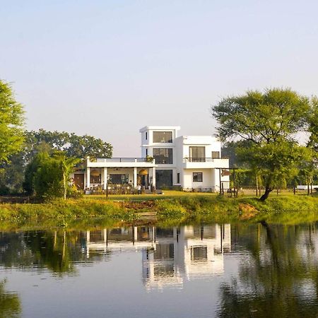 Stayvista At Lotus By The Lake With Pool, Bbq & Lawn 印多尔 外观 照片